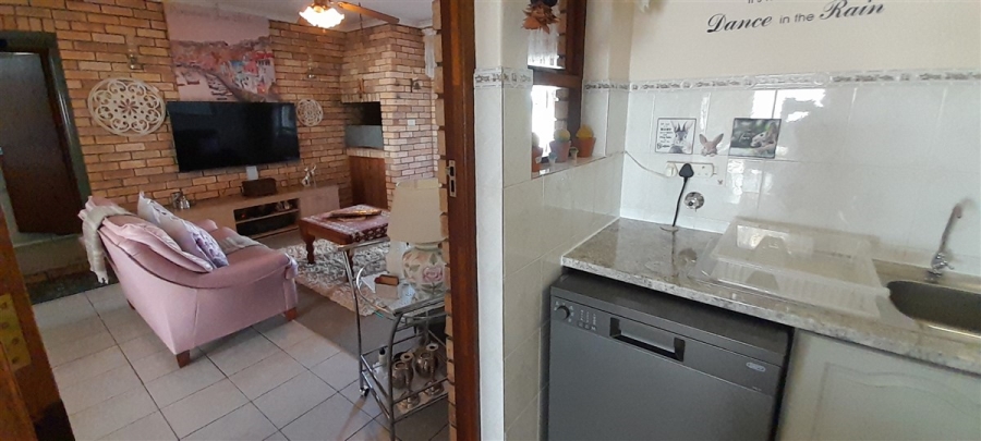 5 Bedroom Property for Sale in Wavecrest Eastern Cape